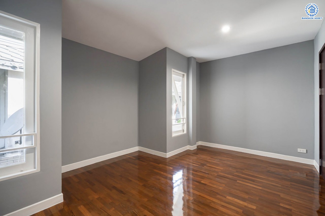 บ้านมือสองตกแต่งใหม่ โครงการ โนเบิล วานา วัชรพล ดีไซน์สุดโดดเด่น เนื้อที่ 68.5 ตร.ว. ฟังก์ชันจัดเต็ม 3 ห้องนอน 4 ห้องน้ำ 1 ห้องแม่บ้าน จอดรถได้ 2 คัน บนทำเลเดินทางสะดวก ใกล้เซ็นทรัลรามอินทรา, จุดขึ้นทางด่วน "สุขาภิบาล5-1" และรถไฟฟ้าสายสีชมพู "สถานีวัชรพล"